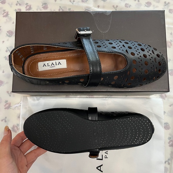 Alaïa Black Leather Hollow Ballet Flats - Picture 2 of 7